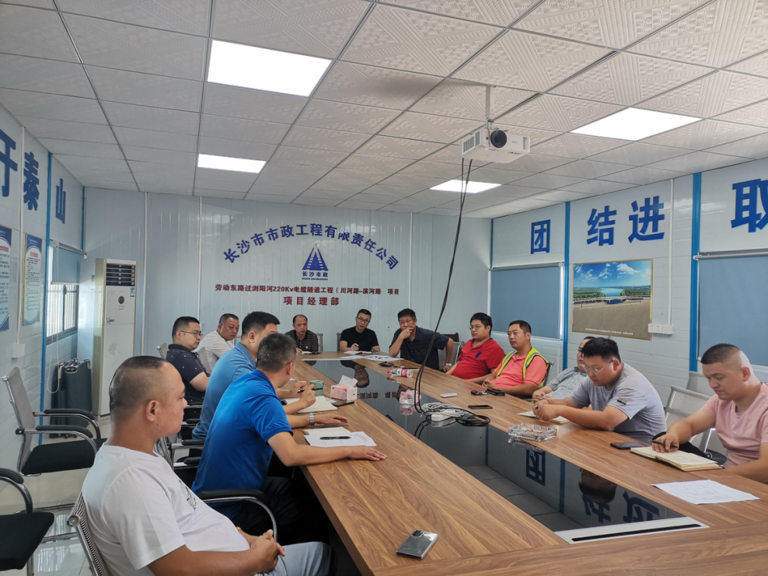 獻(xiàn)禮國(guó)慶 | 勞動(dòng)?xùn)|路過(guò)瀏陽(yáng)河220kV電纜隧道工程頂進(jìn)設(shè)備順利完成吊裝！